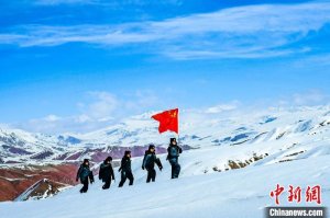 翻达坂、爬雪山 新疆移民管理警察踏雪巡边保平安