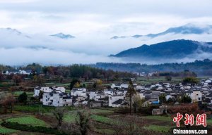 安徽黄山：雨后山村景宜人