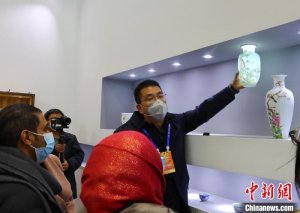 第五届“阿拉伯艺术节”景德镇举行 多国嘉宾参观中国陶瓷精品