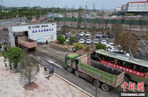 海外华媒走进四川宜宾 探寻“千年酒都”转型“新动力”