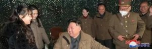 金正恩携夫人、妹妹、女儿罕见同框，出现在导弹发射现场