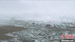 青海都兰迎降雪 暮春积雪草未芽