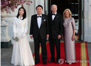 韩国第一夫人访美上演时装秀，两天换8套衣服