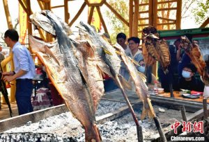 新疆尉犁县迎旅游热潮 “沙漠游 烧烤”出圈