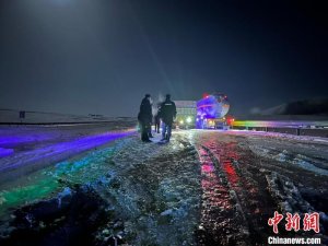 黄河源头玛多县突降暴雪 民警通宵抗雪保畅通