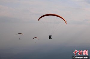 60余名滑翔伞选手竞速三峡百里荒