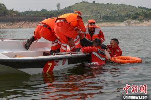 武警贵州总队机动支队官兵开展水上救援训练