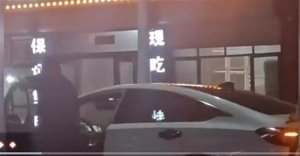 5男子酒后推车1公里回家，网友：为了喝酒也是拼了