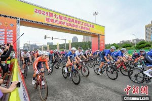 两岸近700名选手竞逐平潭自行车赛 台湾骑手夺冠