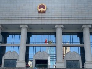 老师未核实公开批学生早恋致其抑郁，法院：校方构成侵权