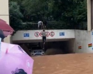 重庆暴雨倒灌车库，居民用绳子救出被困车主