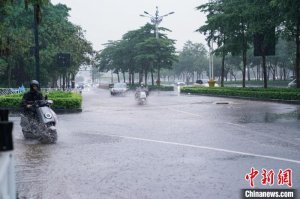 暴雨致广西南宁城区内涝