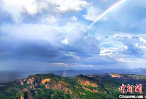 东彩虹、西雨瀑 江西龙虎山景区现自然奇观