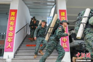 浙江平阳受台风影响出现洪涝 武警官兵开展紧急救援