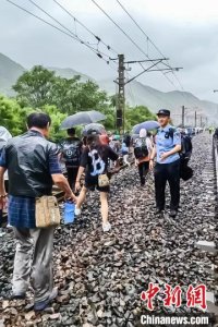 受强降雨影响滞留北京安家庄逾900旅客在新疆“铁警”助力下平安撤离