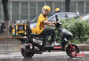 暴雨天该不该点外卖，网友吵翻了