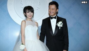 演员吴京宅在家中陪伴儿子，亲子时光充满了温馨和童趣