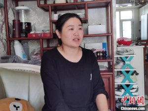 “80后”妈妈推轮椅送儿上学的背后