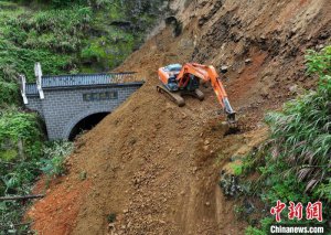 安徽黟县：及时清理塌方保畅通