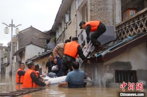 持续暴雨致贵州镇远发生内涝 武警战士紧急驰援