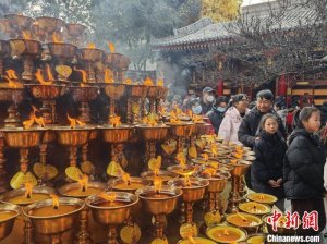 （新春走基层）陕西西安：大年初五 民众走进广仁寺祈福